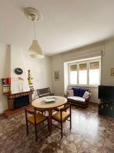 uma sala de estar com uma mesa e um sofá em B&B A casa mia em Moio della Civitella