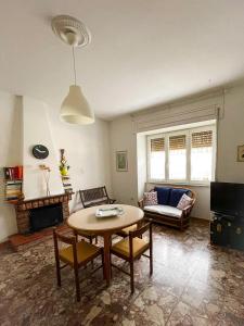 sala de estar con mesa y sofá en B&B A casa mia en Moio della Civitella