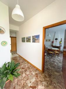 ein Wohnzimmer mit einem Spiegel und einem Tisch in der Unterkunft B&B A casa mia in Moio della Civitella