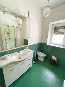 Moio della CivitellaにあるB&B A casa miaのバスルーム(洗面台、トイレ、鏡付)