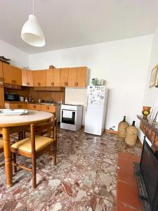 uma cozinha com uma mesa e um frigorífico em B&B A casa mia em Moio della Civitella
