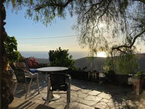 a table and chairs on a patio with a view at Apartamento Pirul in Haría
