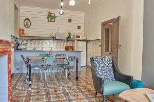 una cucina con tavolo e sedie in una stanza di Domaine du Prieuré Couvent & Presbytère a Carcassonne