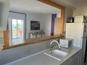 Apartamento con vistas al mar tesisinde mutfak veya mini mutfak