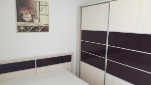 a bedroom with a bed and a painting on the wall at Luxury apartament in Dudu