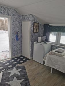 1 dormitorio con estrellas en las paredes y 1 cama en Hyttingsfabodstugor en Borlänge