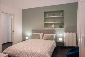 San Liborio bed and breakfast في نابولي: غرفة نوم مع سرير ليلتين مواقف ورفوف