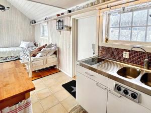 Køkken eller tekøkken på 2 person holiday home in Bellö-By Traum