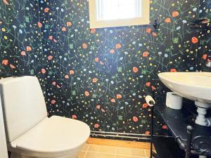 Et badeværelse på 2 person holiday home in Bellö-By Traum + 23 billeder