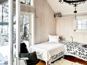 una camera con letto e finestra di Holiday home Bellö 