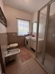een badkamer met een douche en een wastafel bij Garden & Pool Perugini in Nago-Torbole