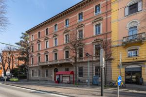 un grand bâtiment sur le côté d'une rue dans l'établissement Italy prestigious historical attic in Bologna, à Bologne