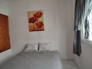Ce lit se trouve dans une chambre ornée d'une peinture murale. dans l'établissement Appartement centre-ville agadir, à Agadir