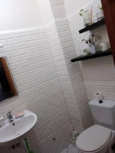 La salle de bains blanche est pourvue de toilettes et d'un lavabo. dans l'établissement Appartement centre-ville agadir, à Agadir