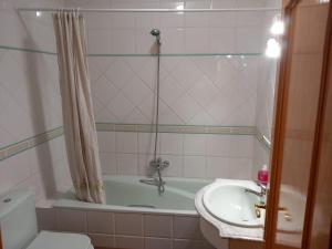 y baño con bañera, lavabo y aseo. en Casa Rosangela, en Almonacid de Toledo