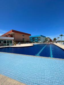 una gran piscina frente a un edificio en Golden Lake - Vista Lagoa, en Arraial do Cabo
