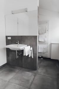 a bathroom with a sink and towels at Louis & Louise Apartments & Lofts Am Wall I Digital Check In in Bremen