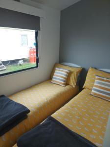 um sofá sentado ao lado de uma janela num quarto em Jock's Place em Whitley Bay