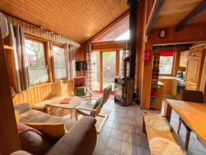 - un salon avec un canapé et une table dans l'établissement Ferienhaus Sinja, à Bremke