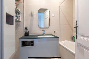 Kúpeľňa v ubytovaní Exceptionnel 3 pièces art déco en dernier étage avec garage privé centre Biarritz