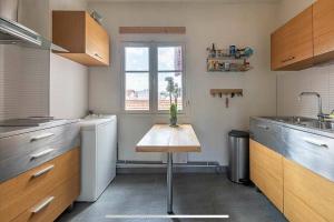Kuchyňa alebo kuchynka v ubytovaní Exceptionnel 3 pièces art déco en dernier étage avec garage privé centre Biarritz + 5 fotografií