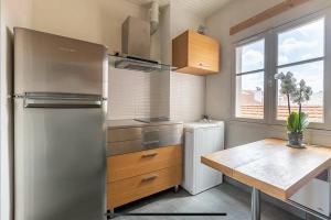 Kuchyňa alebo kuchynka v ubytovaní Exceptionnel 3 pièces art déco en dernier étage avec garage privé centre Biarritz