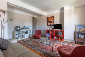 Televízia a/alebo spoločenská miestnosť v ubytovaní Exceptionnel 3 pièces art déco en dernier étage avec garage privé centre Biarritz