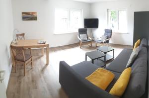 - un salon avec un canapé et une table dans l'établissement DTS Appartements, à Putbus