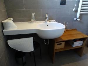 łazienka z białą umywalką i stołkiem w obiekcie Podere Travagliola w mieście Castiglione dʼOrcia