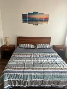 Postel nebo postele na pokoji v ubytování ROOM COLIBRÍ - La Casa de Eros