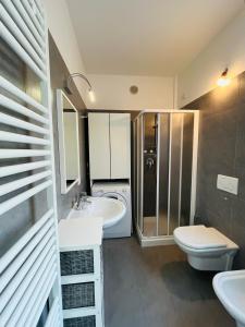 La salle de bains est pourvue de 2 lavabos et de toilettes. dans l'établissement Appartamento Magnolia Residenza Prealba, à Levanto