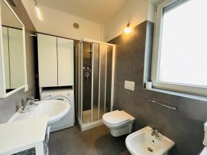 La salle de bains est pourvue d'un lavabo et de toilettes. dans l'établissement Appartamento Magnolia Residenza Prealba, à Levanto