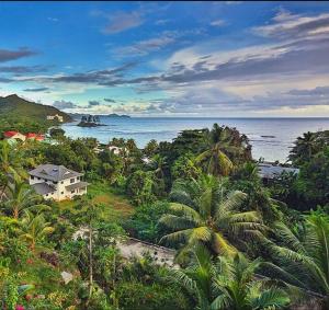 Blick auf einen Strand mit einem Haus und das Meer in der Unterkunft Island Of Love in Mahé