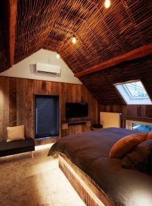 ein Schlafzimmer mit einem großen Bett und einem Flachbild-TV in der Unterkunft Charly 132 in Ronquières