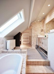 ein Badezimmer mit einer Badewanne und einem Waschbecken in der Unterkunft Charly 132 in Ronquières