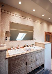 a bathroom with a sink and a large mirror at Charly 132 in Ronquières