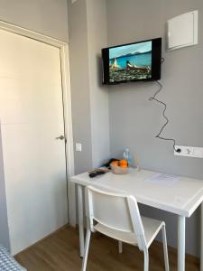 TV a/nebo společenská místnost v ubytování Hostal Orange Vibes