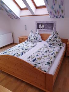 1 dormitorio con 1 cama grande con marco de madera en Weingut Krell, en Mitterretzbach