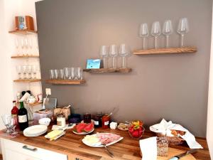 una mesa con copas de vino y comida en ella en Weingut Krell, en Mitterretzbach