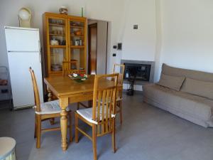 sala de estar con mesa, sillas y sofá en Podere Travagliola en Castiglione dʼOrcia