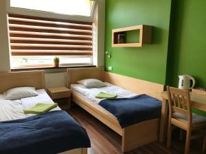 スプラシルにあるIncognitoの緑の壁と窓が特徴の客室で、ベッド2台が備わります。