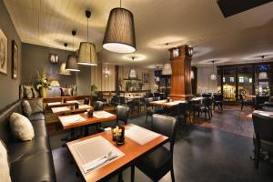 une salle à manger avec des tables et des chaises ainsi qu'un restaurant dans l'établissement Hotel Morris Premium Collection, à Česká Lípa