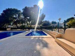 Bazén v ubytování Cristina by Sun & Sea Homes nebo v jeho okolí