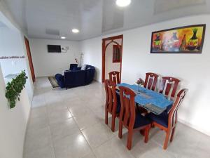 uma sala de jantar com uma mesa azul e cadeiras em ApartaHotel Monguí em Monguí