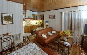 - un salon avec un canapé en cuir et une table dans l'établissement Studio, à Dolus-d'Oléron