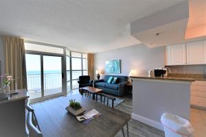 Il comprend une cuisine et un salon offrant une vue sur l'océan. dans l'établissement Amazing Ocean Views CB 20th Floor, à Myrtle Beach