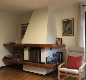 een woonkamer met een plank en een stoel bij Appartamento Mountain Paradise Ponte di Legno Tonale in Ponte di Legno