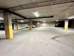 un garage vide avec des voitures qui y sont garées dans l'établissement Brandnew Modern Condo with Sauna, à Rovaniemi