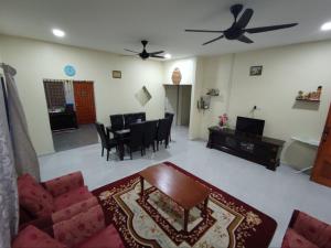 - un salon avec un canapé et une table dans l'établissement Man Homestay, à Kampong Bukit China