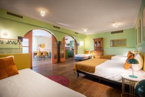 a hotel room with two beds and a living room at Hotel Nieuw Antiek in Helden